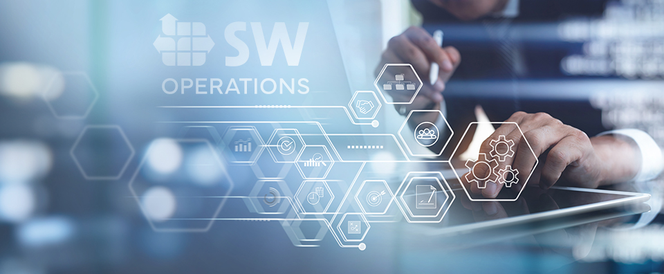 verschiedene Symboliken vor einem Notebook mit SW Operations Logo