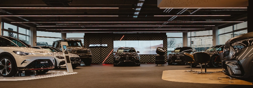 Blick in den Showroom mit diversen PKW der Marken Mercedes-Benz und smart