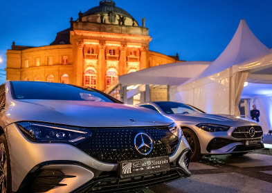 Mercedes-Benz PKW vor dem Opernhaus Chemnitz